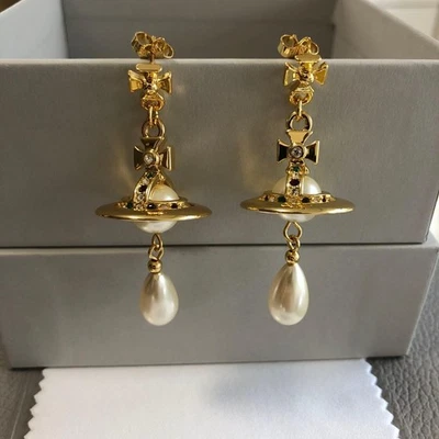 Pendientes Vivienne Westwood Perla Imitación Forma Saturno Color Dorado Sin Usar Con Caja Foto 1 de 4