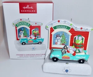 Hallmark Ornamento 2023 JOANNE'S CHRISTMAS BOUTIQUE Happy Holiday Parade H16 - Imagen 1 de 4