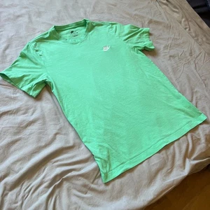 NIKE The Nike T-Shirt Verde Uomo Grande Manica Corta Casual Top Vestibilità Regolare - Foto 1 di 11