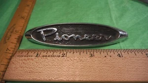CC36 Dodge Dart Pioneer Handschuhfach Emblem Vintage 1960 #2080984 DODGE DART PIONEER - Bild 1 von 3