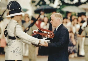 Chris Patten Hand Signed 6x4 Inch Photo Governor Of Hong Kong Handover - Picture 1 of 1