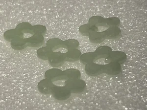 Flor de 5 pétalos de jadeíta genuina vintage de 13 mm con cuentas centrales de corazón-nuevo stock antiguo - Imagen 1 de 4