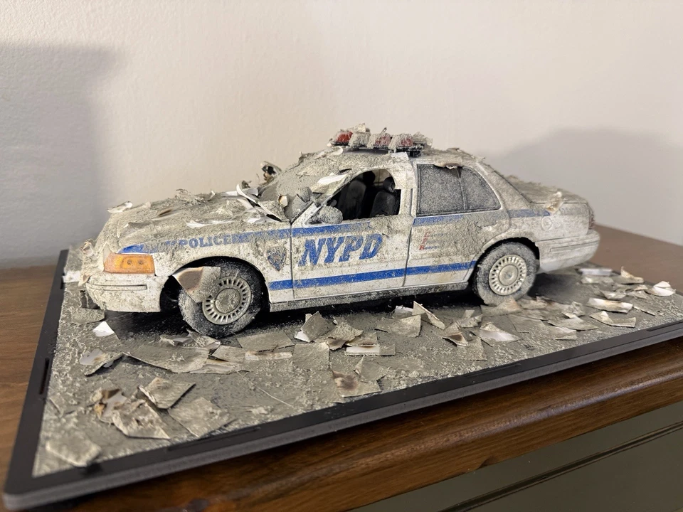 Тематическая диорама полицейского круизера 1:18 NYPD 9/11 с акриловым чехлом - Изображение 1 из 4