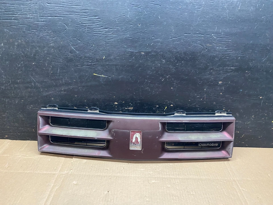 Oldsmobile 88 Eighty Eight 1988 a 1991 parrilla superior delantera U0078 DG Foto 1 de 4