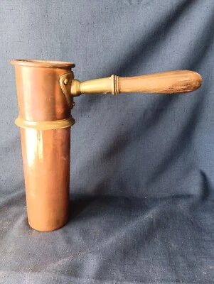 ANCIEN POT EN CUIVRE AVEC UN MANCHE EN BOIS - Photo 1/4
