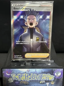 Pokemon Karte Boss's Orders SWSH251 Black Star Promo Full Art Trainer Holo SEALED - Bild 1 von 2