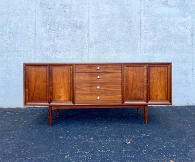 Aparador Mid-Century Moderno Drexel Declaración Nogal o Credenza Foto 1 de 4