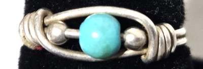 SMALL UNMARKED NATIVE AMERICAN SILVERTONE WIRE WRAPPED TURQUOISE RING SIZE 3 - Image 1 of 4