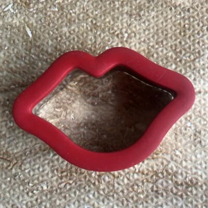 Wilton Comfort Grip Ausstecher Edelstahl rote Lippen ohne Pappe - Bild 1 von 1