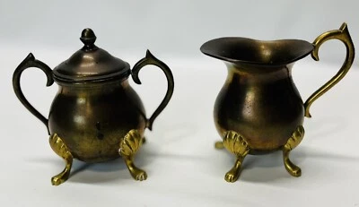 Crema vintage con patas de latón y bronce y azúcar sin cuchara sin marca Foto 1 de 4
