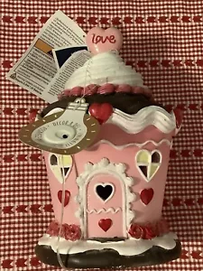 Valentine’s Day Cupcake Gingerbread House Light Up Pink Red Hearts Frosting New - Picture 1 of 3