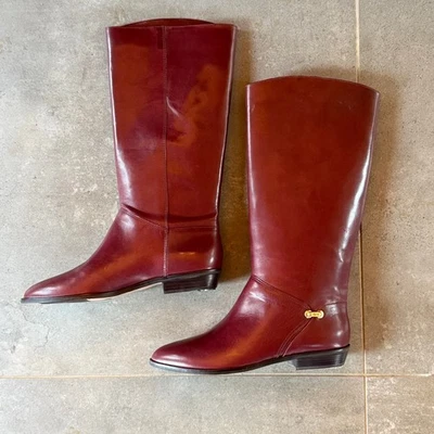 Etienne Aigner 7-1/2 Borgoña Estilo Ecuestre Botas Altas Tacón Bajo Foto 1 de 4