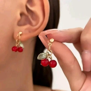 Hermoso 🍒 Juego de aretes y collar colgantes rojos con diseño de cereza - Imagen 1 de 4