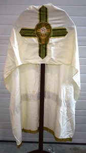 Älterer weißer mit grünem Humerusschleier. (CU1141) Vestment Co. - Bild 1 von 7