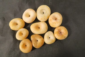 10 alte Steinperlen Donnersteine HP10 Quarz Stone Beads Africa Vodun Geld Donuts - Picture 1 of 6
