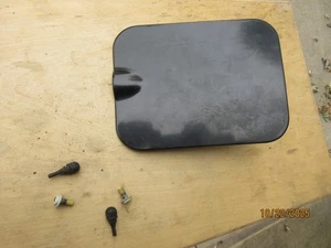 1994 Geo Tracker black fuel filler door. PLEASE READ ENTIRE DESCRIPTION. - Bild 1 von 4