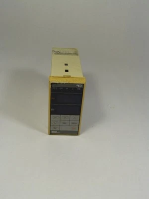 Fuji PYZ5REY1-5V Temperature Controller USED - Image 1 of 3