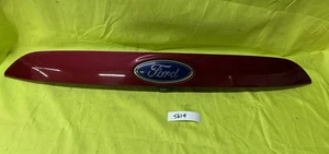 Ford Escape SE 2013-16 puerta levadiza trasera moldura con cámara y emblema fabricante de equipos originales granate - Imagen 1 de 8