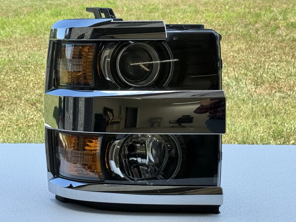 OEM 2015-2019 Chevrolet Silverado 2500 3500 Halogen Headlight RH Right - Image 1 of 4