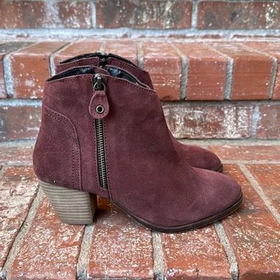 Botas al tobillo Diba para mujer de gamuza borgoña apiladas de tacón ancho talla 7,5 Foto 1 de 4