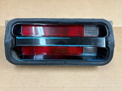3403711-LT 1970 1971 MOPAR PLYMOUTH DUSTER L.H. MONTAJE DE LUZ TRASERA OEM USADO Foto 1 de 4