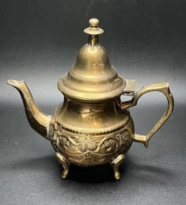 "Tetera tradicional de latón vintage floral detallada estilo marroquí de 6,25"" de alto" - Imagen 1 de 18