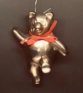 ORSACCHIOTTO IN OTTONE CON FIOCCO CRAVATTA ROSSO DA APPENDERE A PARETE - Foto 1 di 9