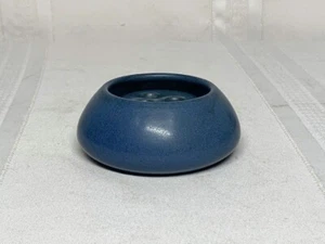 MARBLEHEAD POTTERY, DIMINUTIVE BLUE PLANTER w FLOWER FROG, NICE DEEP GLAZE COLOR - Picture 1 of 10