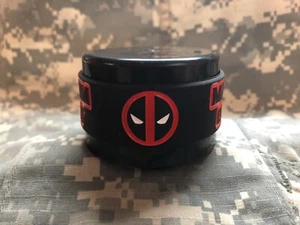 2x Deadpool Maximum Effort Silikon Armband 1" breit Veteranen betrieben - Bild 1 von 3