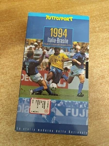 VIDEOCASSETTA VHS ITALIA - BRASILE MONDIALI DI CALCIO USA 94 - Foto 1 di 4