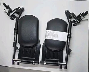 Par de reposapiés elevadores oscilantes Invacare T94HAP con almohadillas para pantorrillas y estriberas - Imagen 1 de 4