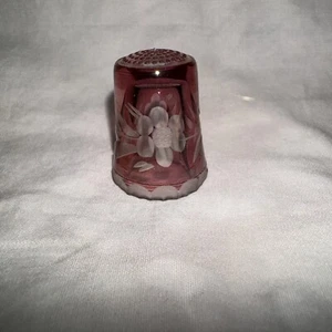 c. 1980s German Crystal thimble - red with etched design 3cm H EXC - Picture 1 of 3