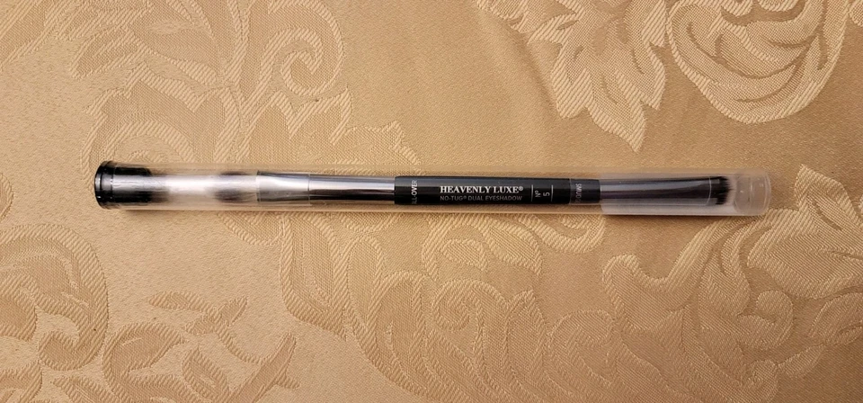 It Cosmetics Heavenly Luxe No Tug Dual Eyeshadow Brush No. 5 - Image 1 of 4