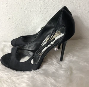 Arco de tacón de aguja de 3"" para mujer Badgley Mischka negro satinado lado abierto de 3 - Imagen 1 de 7