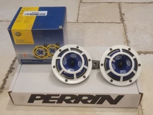 Par de cuernos Hella Sharptone (blanco) con soporte de montaje Perrin. 2015+WRX/STI - Imagen 1 de 1