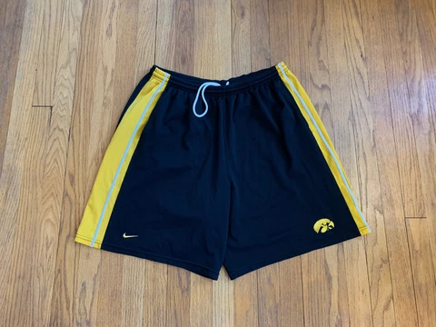 Iowa Hawkeyes Vintage 90’s Nike Mens Basketball Shorts Size L EUC Rare Cover