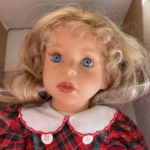 Vintage ASI 2000 D’Azucar Hartvinyl Sammlerpuppe rot kariert selten richtig gelagert - Bild 1 von 14