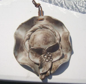 Ton Hut   Keramik  Hut  mit Blumen  Vintage Wand Deko - Bild 1 von 2