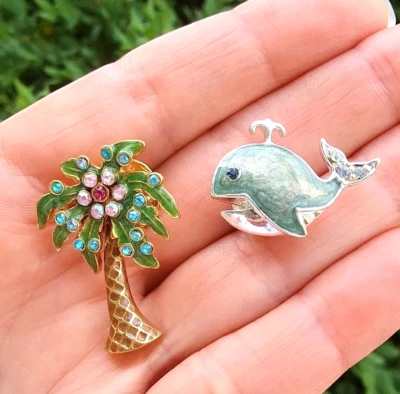 ADORABLES ALFILERES FIRMADOS AVON PALMERA Y ESMALTE DE BALLENA Y ESTRÁS PLAYA DIVERSIÓN Foto 1 de 4