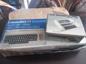 Vintage collectible Computer console Commodore 64 + Cassette player (210) - Picture 1 of 7