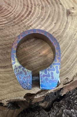 Titanio 31,8 mm: abrazadera de tija de sillín para cuadro de bicicleta ~ arte personalizado de Ti. Casso anodizado Foto 1 de 4