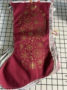bucilla Weihnachtsstrumpf Stofffutter Gold Schneeflocke auf Burgunder Farbe Stoff - Bild 1 von 2