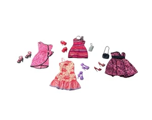 Menge 4 Barbie Fashion Outfits mit High Heels & 2 Handtasche Zubehör �� - Bild 1 von 6