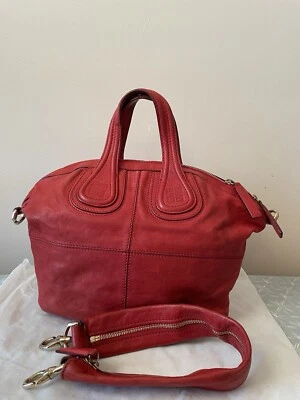 ruiseñor givechy pequeño Foto 1 de 4