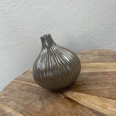 Jarrón Sésamo Crate&Barrel L 5” Moderno Contemporáneo Metálico Textura Acanalada Foto 1 de 4
