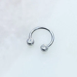 Klarer kristallklarer Hufeisenreifen für Septum, Daith und Knorpel. 16 Stärke. 10 mm. - Bild 1 von 2