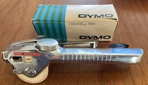 Vintage Dymo M-5 Bandmaschine Präge Etikettendrucker mit 6 Vintage DYMO Bandrollen USA - Bild 1 von 4