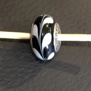 Original Pandora Sterlingsilber Schwarz/Weiß Wirbelnder Wirbel Murano Charm #790676 - Bild 1 von 3
