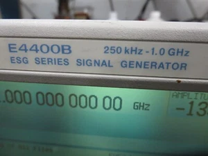 H-P E4400B Signal Gen 250KHz - 1GHz Encendido Ver Fotos/Descripción Usado COMO ESTÁ - Imagen 1 de 17