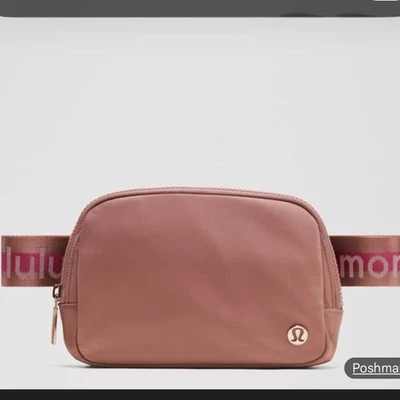 Bolso Cinturón Lululemon Everywhere Spiced Chai Wordmark 1L NUEVO Rosa Bolso de Viaje Nuevo con Etiquetas Foto 1 de 4